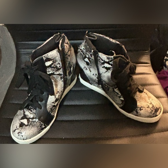 Torrid NWOB Sexy Python Faux Snake Print. Invisible wedge. Size 7 1/2 - Picture 2 of 9